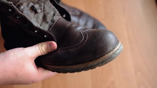 Oud Gescheurd Versleten Leerbruine Schoenen Een Houten Tafel Onderzoekt Een — Stockvideo