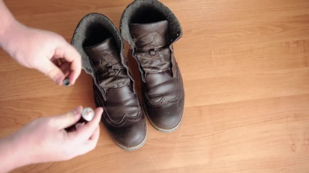 Oud Gescheurd Versleten Leer Bruine Schoenen Een Houten Tafel Een — Stockvideo