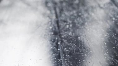 Yağmur damlacıkları bir şemsiyeden aşağı akar