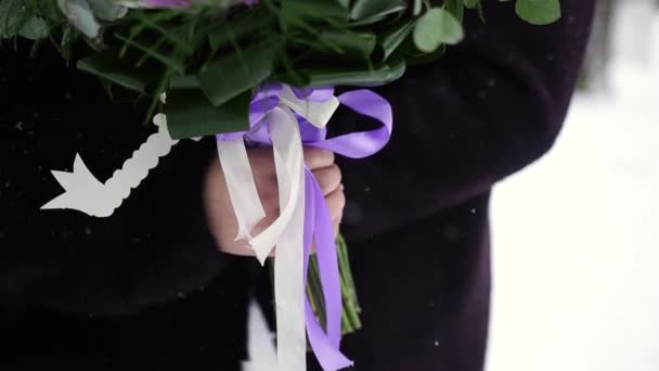 Liebespaar Einem Verschneiten Tag Mit Einem Schönen Grünen Blumenstrauß Schnee — Stockvideo