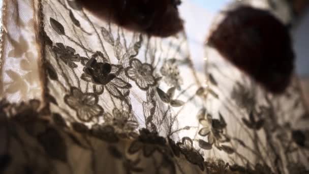 Όμορφο Γυναικείο Φόρεμα Κρέμεται Μπροστά Από Φωτεινή Λιακάδα Εσωτερικούς Χώρους — Αρχείο Βίντεο