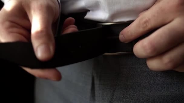 Uomo Allaccia Una Cintura Pelle Primo Piano — Video Stock