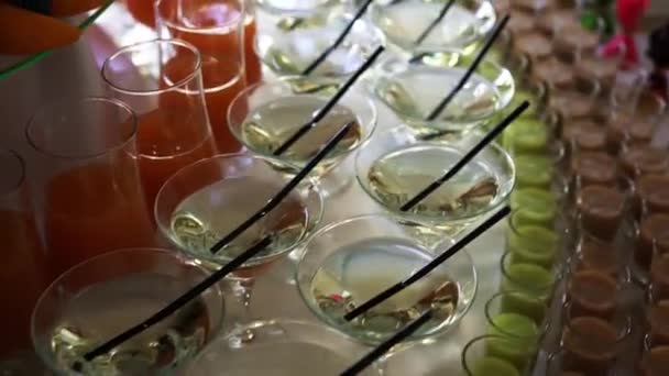 Beaucoup Cocktails Sur Table Buffet — Video