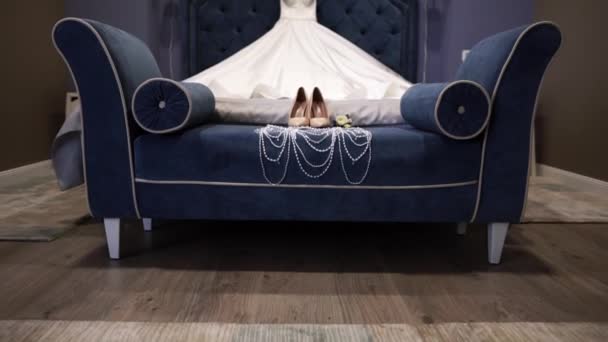 Свадебное Платье Обувь Ожерелье Стоять Кровати Дорогом Отеле — стоковое видео