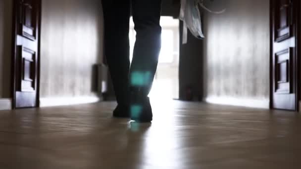 Homme Avec Bouquet Dans Les Mains Vient Porte Une Chambre — Video