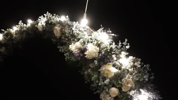Beautiful Arch Wedding Ceremony Night Light Light Bulbs White Chairs — Stock Video