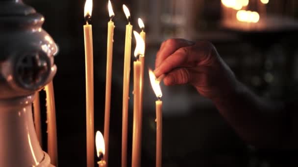 Женщина Зажигает Свечу Церкви Крупным Планом — стоковое видео