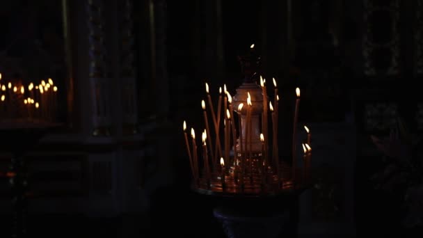 Viele Kerzen Brennen Der Kirche Großen Kerzenständer — Stockvideo