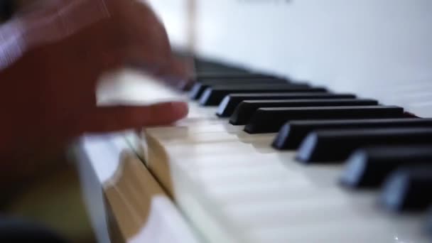 Homem Toca Piano Quarto Escuro Branco Preto Chaves — Vídeo de Stock