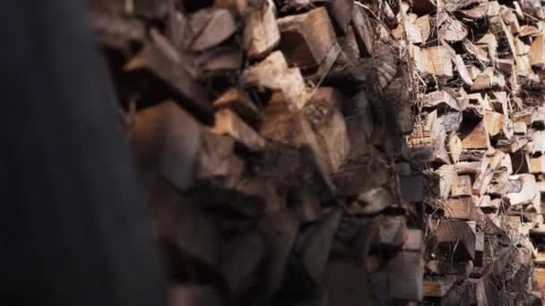 Ένας Μεγάλος Σωρός Καυσόξυλα Στέκεται Στο Δρόμο — Αρχείο Βίντεο