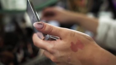 Makyaj sanatçısı güzellik salonunda makyaj yapıyor.