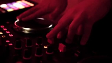 DJ kulüpteki DJ konsolunda müzik çalıyor, yakın plan.