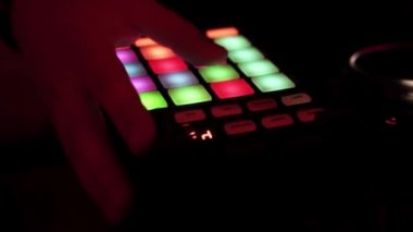 DJ kulüpteki DJ konsolunda müzik çalıyor, yakın plan.