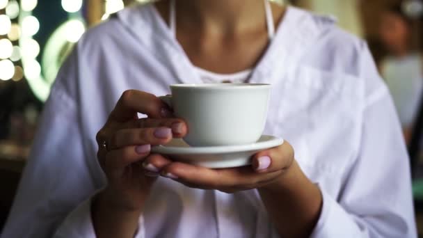 Beyaz Gömlekli Kız Çarmıhta Otururken Kahve Içer — Stok video