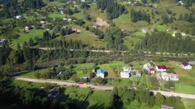 Yaz dağları ve nehir arasında bir ev, yaz, gökyüzünden kart.