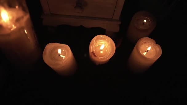 几根大蜡烛烧着站在地上 — 图库视频影像