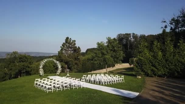 Een Prachtige Boog Voor Een Huwelijksceremonie Buiten — Stockvideo