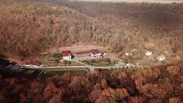 Vista Aérea Medio Del Bosque Otoño Una Casa Roja Tiro — Vídeos de Stock