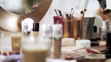 Makyaj sanatçılarının masasında kelebek uçar