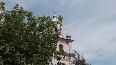 Yüksek tuğlalı çan kulesi, yan görüş