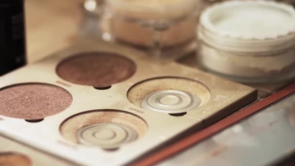 Ombres Pour Application Maquillage Sont Sur Table Les Cosmétiques Sont — Video
