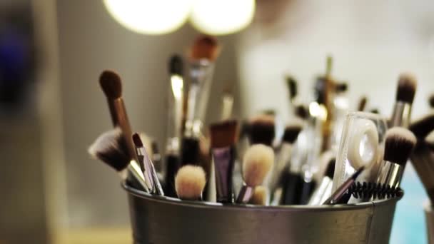 Herramientas Maquillaje Para Maquillaje Están Sobre Mesa Una Caja — Vídeo de stock