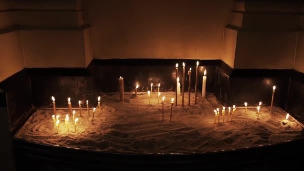 蜡烛在黑暗的房间里燃烧 在沙子周围 — 图库视频影像
