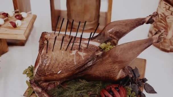 Pieczony Indyk Stoi Świątecznym Bufecie Mięsnym — Wideo stockowe