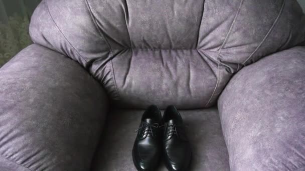 Chaussures Homme Cuir Noir Debout Sur Une Chaise Douce Dans — Video