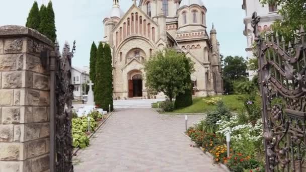 Velký barokní cihlový kostel v malém městě