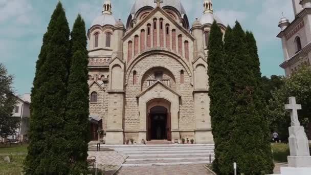 Küçük Bir Kasabada Büyük Bir Barok Tuğla Kilise — Stok video