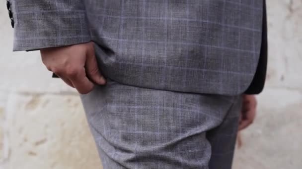 Hombre Con Una Chaqueta Gris Pone Mano Bolsillo Pantalón Apoyado — Vídeo de stock