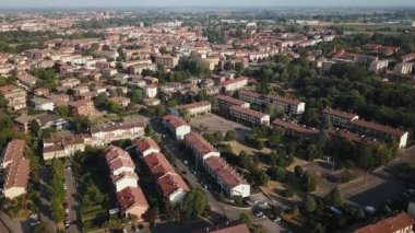 Ufukta, küçük bir şehrin havadan görünüşü var. Turuncu kiremitlerin altında pek çok yüksek olmayan ev görebilirsiniz. Şehirde açıklık, sıcak yaz zamanı, hava manzarası, hava manzarası..