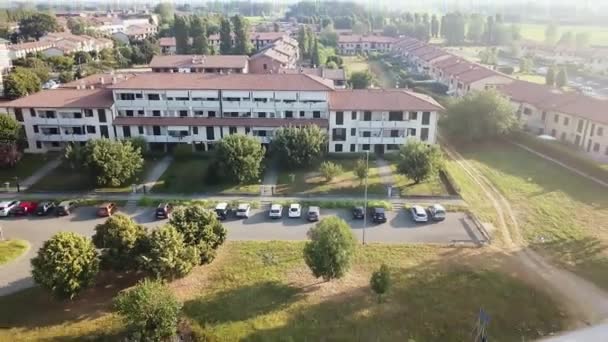 Pequeño Bloque Apartamentos Blanco Debajo Una Baldosa Roja Encuentra Las — Vídeos de Stock