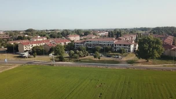 Letecký Pohled Okraj Města Blízkosti Pole Zelené Pšenice Bílými Domky — Stock video
