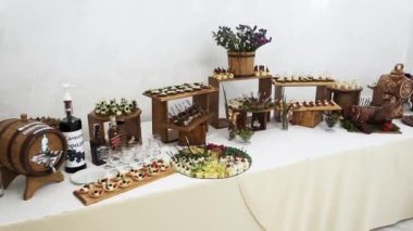 Büyük, güzel, parlak bir açık büfe ve bir sürü meze beyaz bir masada ve kutlamalarda misafirleri bekliyor. Yukarıdan görüntüle.