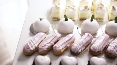 Büyük, güzel, parlak bir açık büfe, bir sürü tatlı atıştırmalık, bir çikolata, beyaz bir masanın üzerinde ve kutlamada misafirleri bekliyor. Yukarıdan görüntüle.