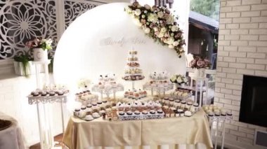 Büyük, güzel, parlak bir açık büfe, bir sürü tatlı atıştırmalık, bir çikolata, beyaz bir masanın üzerinde ve kutlama için misafirleri bekliyor..