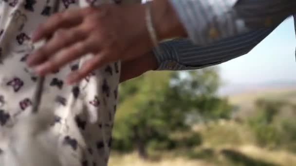 Ένας Άντρας Μπλε Ριγέ Πουκάμισο Κουνάει Την Αγαπημένη Του Γυναίκα — Αρχείο Βίντεο