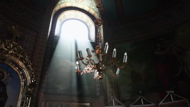 금으로 샹들리에는 천장에 전구들이 어두운 교회를 조명합니다 가까이 다가가면 아래를 — 비디오
