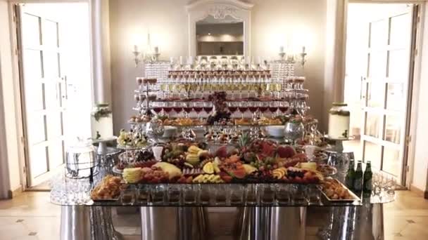 Ein Großes Schönes Köstliches Buffet Mit Vielen Früchten Und Alkoholischen — Stockvideo