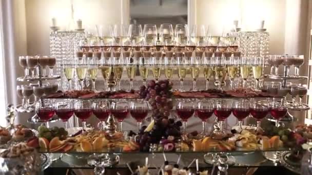 在节日期间 有一家大的 漂亮的 美味的自助餐 里面有大量的蓝白相间的水果和酒精饮料 还有一副水晶眼镜 全景拍摄 — 图库视频影像