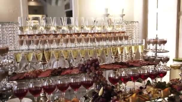 Великий Красивий Смачний Шведський Стіл Великою Кількістю Фруктів Алкогольних Напоїв — стокове відео