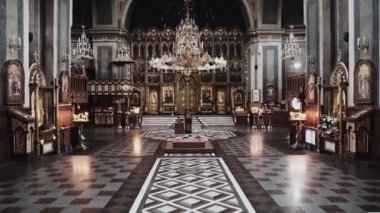 Kilisenin içi altınla dolu büyük bir kilise karanlık, büyük bir avize ve taht, bir sürü mum, içeriden bir manzara, panoramik bir manzara.