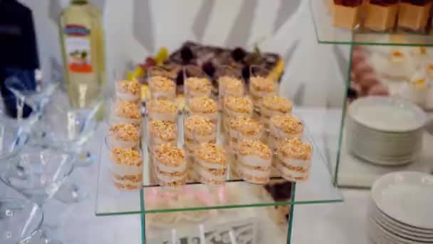 Grande Bellissimo Luminoso Buffet Con Molte Bevande Alcoliche Snack Dolci — Video Stock