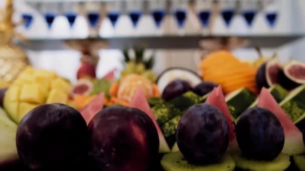 Duży Piękny Pyszny Bufet Mnóstwem Owoców Napojów Alkoholowych Kolorze Niebiesko — Wideo stockowe
