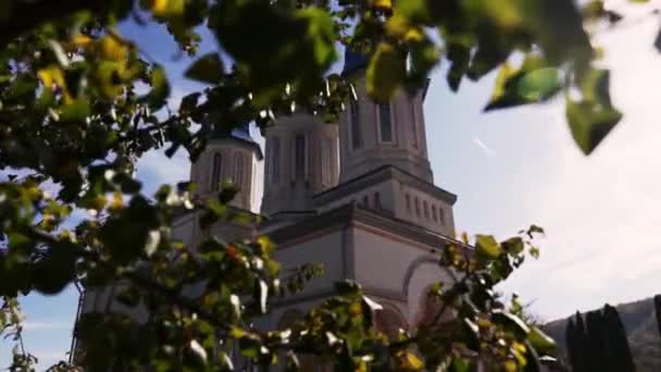 Une Grande Église Blanche Avec Trois Dômes Bleus Sous Soleil — Video
