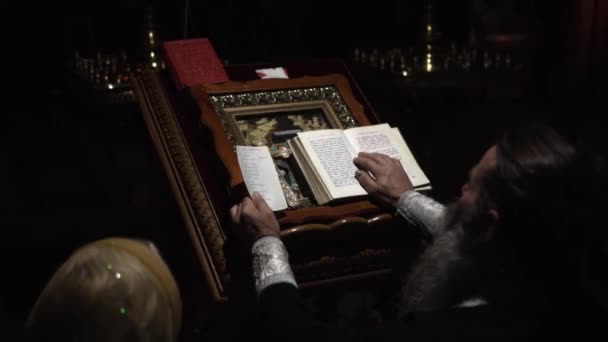 Serviteur Église Avec Une Longue Barbe Grise Lit Une Prière — Video