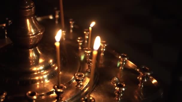 Una Stanza Buia Alto Candeliere Color Oro Cui Diverse Candele — Video Stock