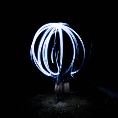 Bir küre oluşturan ışık izleri